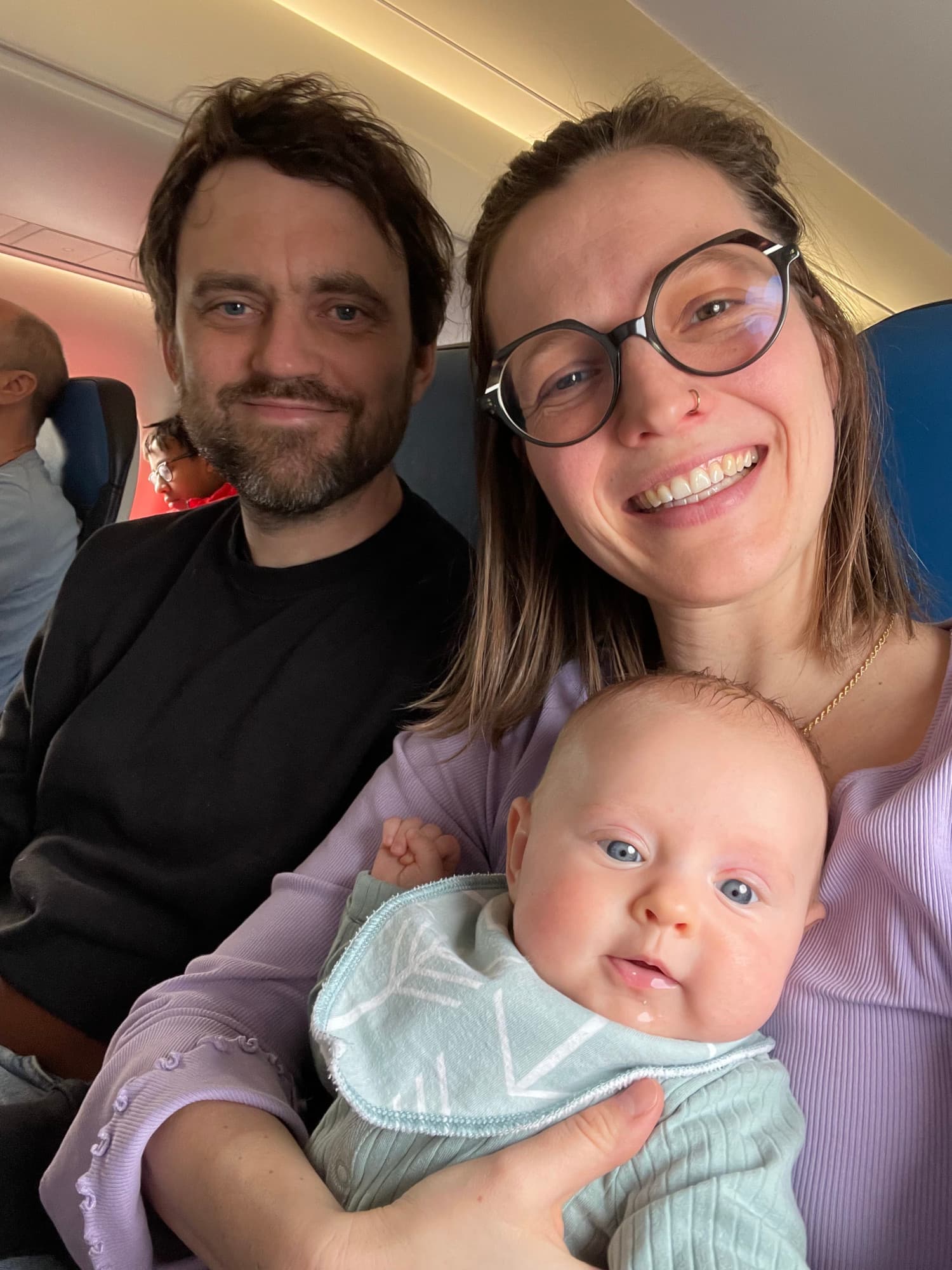 Marta og Leon når de vinner budrunden på flyet