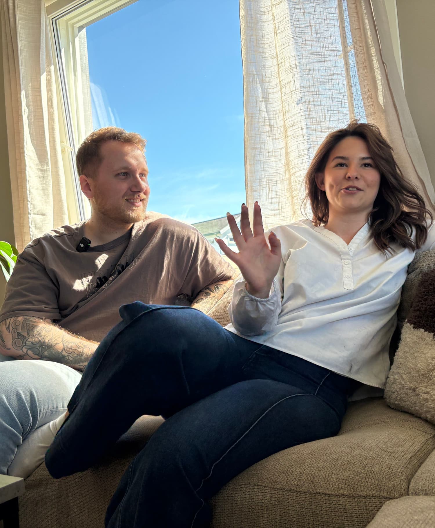 Thea og Adrian i stuen sin